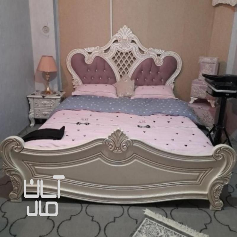 تخت دو نفره همراه پاتختی